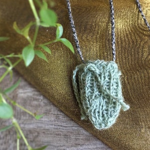 Collar con amuleto tejido - Porta cristales de piedra - Bolsa de medicina - Joyería de fibra hecha a mano - Fibras naturales - Lino de lana - Azul, verde y blanco