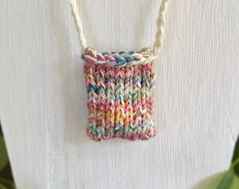 Gebreide wollen amuletzakjesketting: Fiber Art-medicijntasje