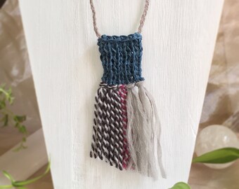 Gebreide ketting amulet: katoen, linnen, zijdewol, vezelsieraden