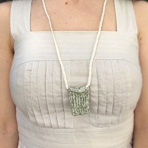 Collar con amuleto tejido - Porta cristales de piedra - Bolsa de medicina - Joyería moderna de fibra - Fibras naturales - Lino y lana - Azul, verde y blanco