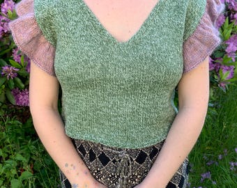 Handgebreide crop top met V-hals: wol en mohair met ruches