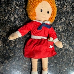 Toy : Vintage Annie Doll - Annie with her puppy in dress pocket- collectible