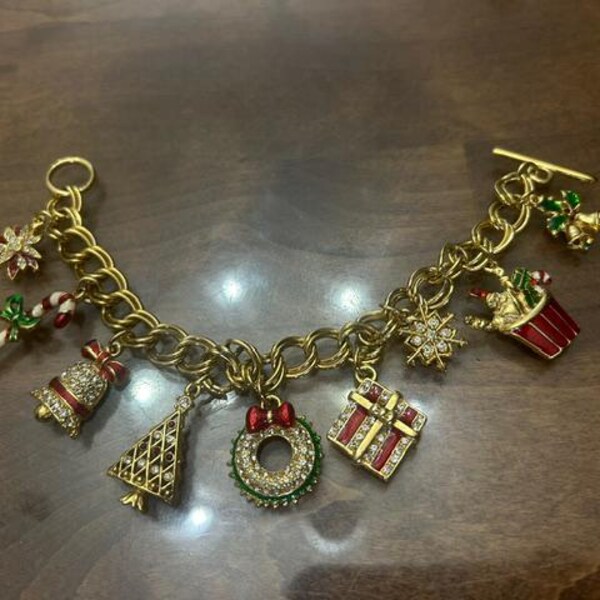 Christmas Charm Bracelet - never worn - Vintage pre-owned-  Collectible