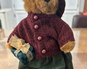 Vintage Russ Christmas Plush Bear: Berrie & Co. #67.