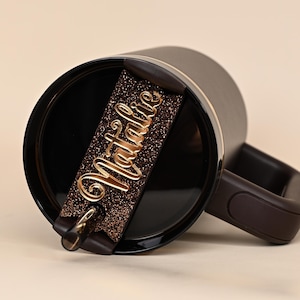 Topper Tag plaque personnalisée chocolat or Paire parfaite pour les quenchers Stanley 20 oz, 30 oz, 40 oz et 64 oz