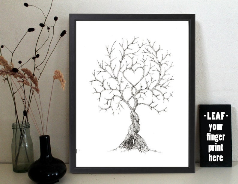 K&ouml;nnte beinhalten: Schwarz-wei&szlig;-Zeichnung eines Baumes mit einem Herzen in der Mitte der &Auml;ste. Der Text "LEAF - your finger print here" steht auf einem schwarzen Schild.
