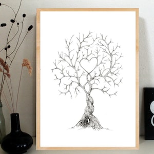 K&ouml;nnte beinhalten: Eine Schwarzwei&szlig;-Zeichnung eines Baumes mit einer Herzform in der Mitte der &Auml;ste. Der Baum ist in einem hellen Holzrahmen gerahmt.