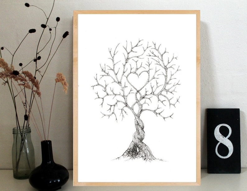 K&ouml;nnte beinhalten: Eine Schwarzwei&szlig;-Zeichnung eines Baumes mit einer Herzform in der Mitte der &Auml;ste. Der Baum ist in einem hellen Holzrahmen gerahmt.