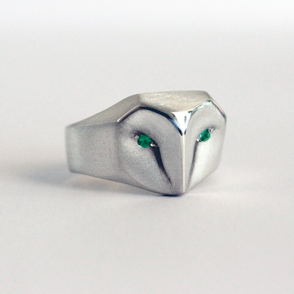 Eule Ring mit Smaragd Augen, Schleiereule Sterling Silberring, grüner Smaragd Augen, Eule Schmuck, Raubvogel, Weihnachtsgeschenk