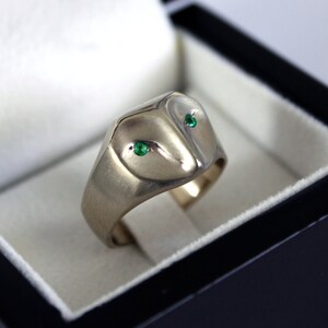 White gold owl ring with emerald eyes, gold barn owl ring, owl jewelry, gold owl jewelry, emerald green eyes, owl ring, owl Christmas gift