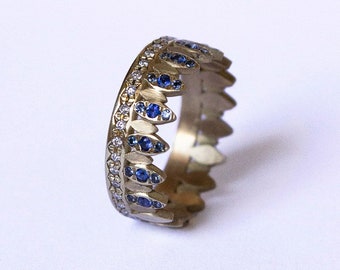 Anillo de corona de pan de oro con zafiro azul y diamantes