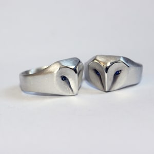 Schleiereule Ring mit blauen Saphiraugen