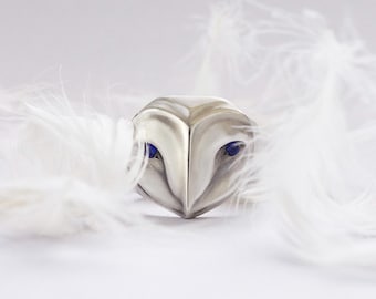 Anillo de lechuza común con ojos de zafiro