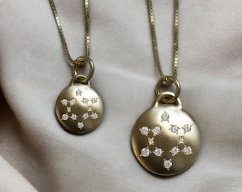 Collar de estrella de David dorada