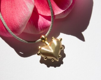Corazón gótico dorado