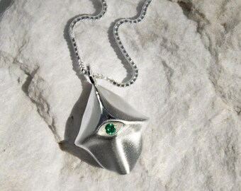 Collar con amuleto de mano