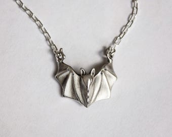 Collar de murciélago de plata con diamantes negros