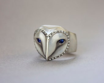 Anillo de lechuza común con diamantes y zafiros