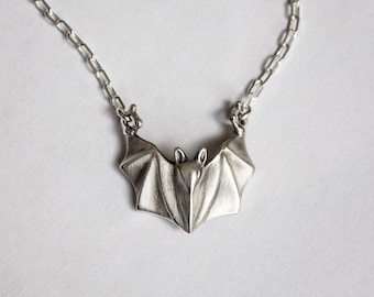 Collar de murciélago de plata
