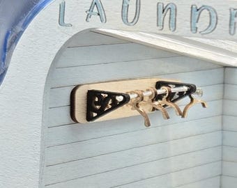 1:48 KIT de perchero para tabla de planchar con 4 perchas de madera