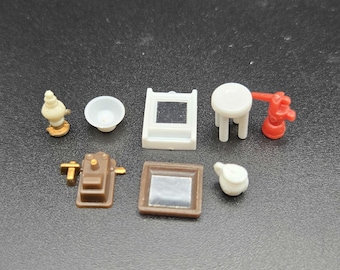 Accesorios de plástico a escala 1:48: lámpara, taburete, teléfono, espejo, bomba, jarra, cuenco.