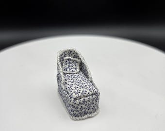 Muebles a escala 1:48: sillas, taburete y arcón.