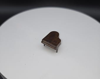 Piano de juguete de plástico para casa de muñecas