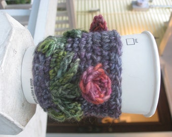 Rose garden coffee cozy crochet pattern // Quick and easy crochet gifts // Crochet coffee and tea accessories