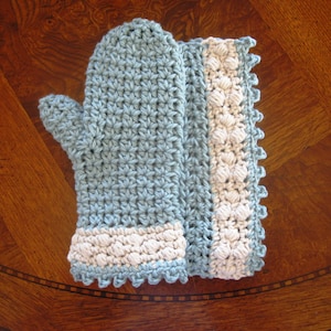 Matching crochet washcloth and bath mitt patterns // Spa Bath image 1