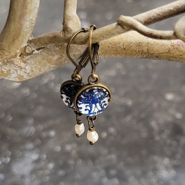 Boucles d'oreilles, faites main, avec cabochon "tuile bleu de Delft" avec perle d'eau douce vintage en bronze et argent