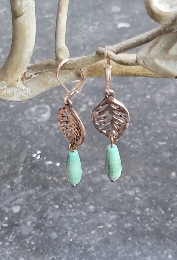 Oorbellen, handgemaakt, rose goud, met een handgehamerd blad en een facetgeslepen chrysopraas druppel