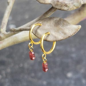 Pendiente, aro, minimalista hecho a mano bañado en oro, con diferentes tipos de piedras semipreciosas, también sin orejas perforadas.