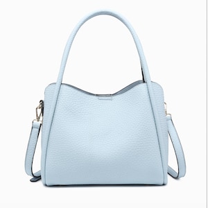 Cartera estructurada de piel vegana granulada, con múltiples compartimentos