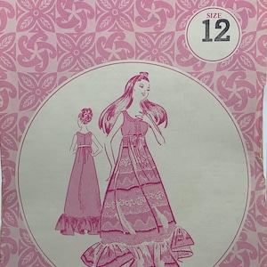 Puede incluir: Un paquete de patrones de costura vintage de "Patterns Pacifica" en tonos rosas. El paquete presenta ilustraciones de un vestido largo con dobladillo con volantes y una etiqueta de talla 12.