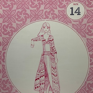 Puede incluir: Un patrón de costura vintage de "Patterns Pacifica", talla 14, con una ilustración de moda en la portada. La imagen muestra a una mujer con una bata estampada y traje de baño. El fondo tiene un diseño floral repetido en rosa.