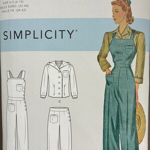 Pode incluir: Padrão de costura Simplicity vintage S8447 da década de 1940. O padrão inclui macacão, camisa com botões e calças. A imagem apresenta uma mulher usando o macacão. Tamanho EUR. (32-40).