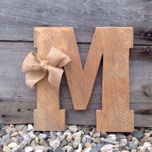 Letra rústica de madera de 30 cm con lazo: decoración en tonos naturales