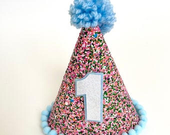 Mini gorro de fiesta de cumpleaños personalizable con confeti, purpurina y ribete azul.
