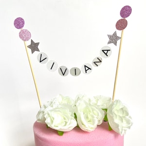 Adorno para tarta con banderines y nombre de pulsera de la amistad personalizado - Birthday Cake Smash Eras Birthday Era Pink White Purple Blue Gold Silver