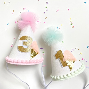 Weiß & Rosa oder Minze Glitzer Eistüte MINI Geburtstag Party-Hut w / Pom Pom Trim Anpassbare Kuchen Smash Baby Kind Erwachsene Hund Katze Haustier