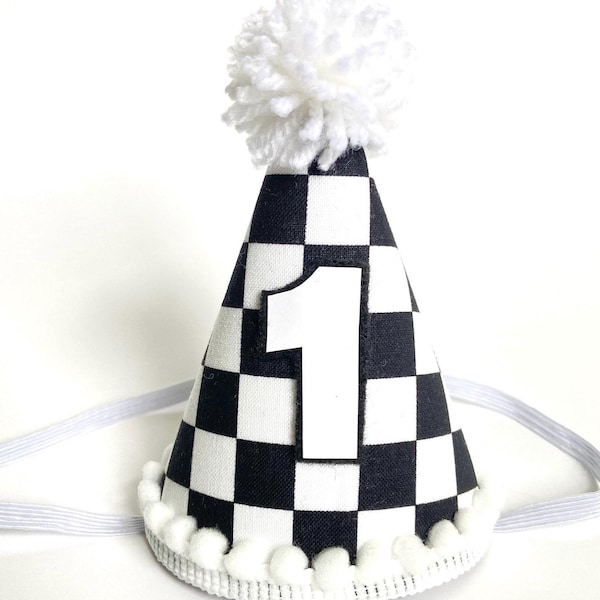 Mini chapeau de fête pour premier anniversaire Too Fast Two Fast Racing : Éclat de gâteau de voiture de course à carreaux noirs et blancs