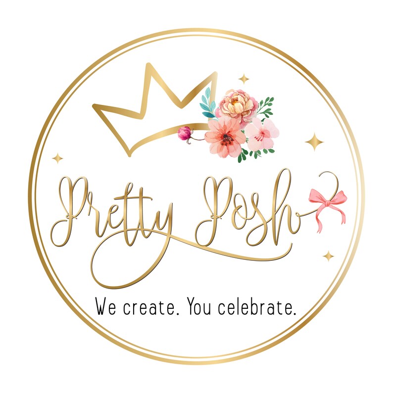 Puede incluir: Logotipo circular con contorno dorado y corona dorada en la parte superior. Las palabras "Pretty Posh" est&aacute;n escritas en elegante escritura dorada. Acentos florales y un lazo rosa a&ntilde;aden un toque de encanto. El texto "We create. You celebrate." est&aacute; en la parte inferior.