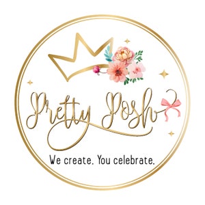 Puede incluir: Logotipo circular con borde dorado y fondo negro. Las palabras "Pretty Posh" est&aacute;n escritas en una elegante escritura dorada. Una corona dorada y un arreglo floral con flores rosas y melocot&oacute;n est&aacute;n en la parte superior. Un lazo rosa y dos estrellas doradas completan el dise&ntilde;o.