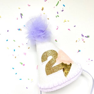 Weiß & Flieder Lila Glitzer Eistüte MINI Geburtstag Party-Hut w / Pom Pom Trim Anpassbare Kuchen Smash Baby Kind Erwachsene Hund Katze Haustier