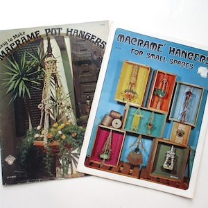 Vintage Hefte, 2er-Set: How to Make Macrame Pot Hangers 1974 & Macrame Hangers 1975, Softcover, Color Photos, Retro Crafts