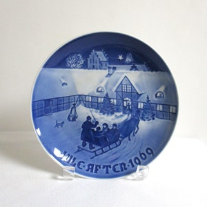 Bing & Grondahl Jule Aften 1969 &quot;Arrival of Christmas Guests&quot; Christmas Plate, Copenhagen Denmark Porcelain, B and G Collector Plate