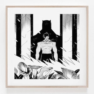Puede incluir: Ilustración en blanco y negro de un hombre de pie frente a una gran figura sombría. El hombre lleva una camisa y pantalones, y tiene una expresión decidida en su rostro. El fondo está lleno de plantas y hojas estilizadas.