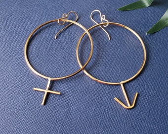 Pendientes de Venus y Marte: Bronce y oro laminado, joyería feminista