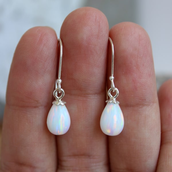 Boucles d’oreilles Bridal White Opal Tear Dangle / Boucles d’oreilles Single TearDrop / Bijoux de mariage Sterling Silver Drop / Cadeau de demoiselle d’honneur