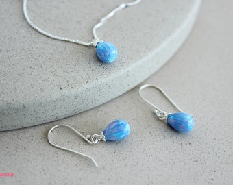 Conjunto de joyería de plata de ley con ópalo en forma de lágrima, pendientes y collar Very Peri